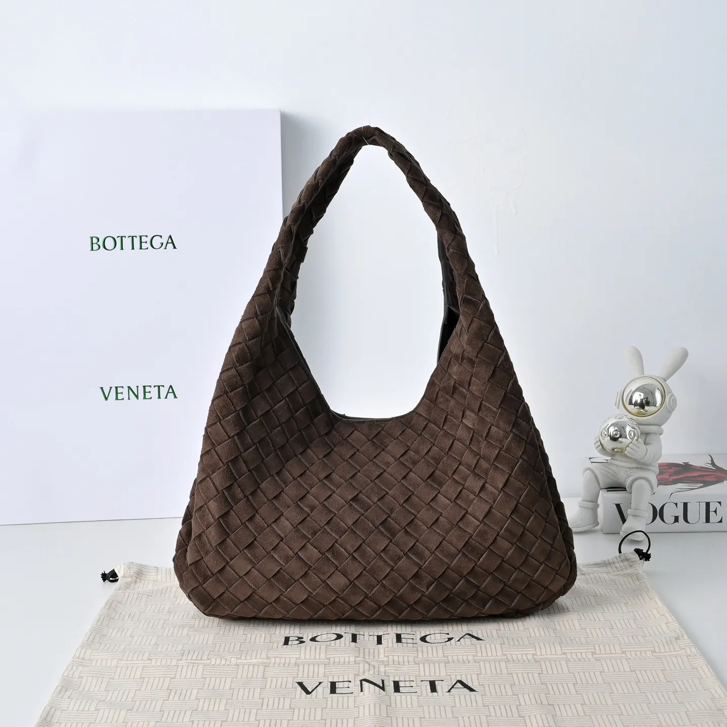Batch 2160 BV new product suede Campana handbag The classic return of the Campana handbag is retro and charming ☄️Inspired by the classic collection of 2004🌟Each leather strip is made of two layers of Nappa lambskin🐏, showing the ultimate craftsmanship of full weaving inside and outside. The bag is super light, uses leather straps to open and close, and is equipped with a hidden magnetic buckle. It has two forms that can be switched, and the capacity is amazingly large. Whether it is for daily travel or to carry various small items✈️, it can be easily carried! Grab two hands for commuting and dating, and bring out French laziness🌤️ Model: 4249 Size: 33x20x16.5
